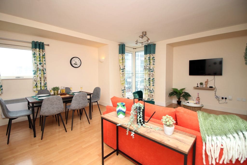 2 Bedroom (3 beds), 2 Bath Apartment – Cardiff