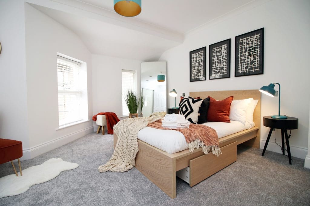 4 Bedroom, (4 Bed), 2 Bath  – Bath, Somerset, England, UK
