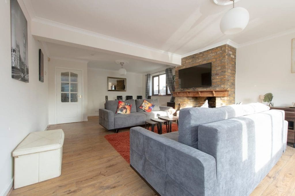 4 Bedroom (4 Beds), 2 Bath – Harlow, Essex, England, UK