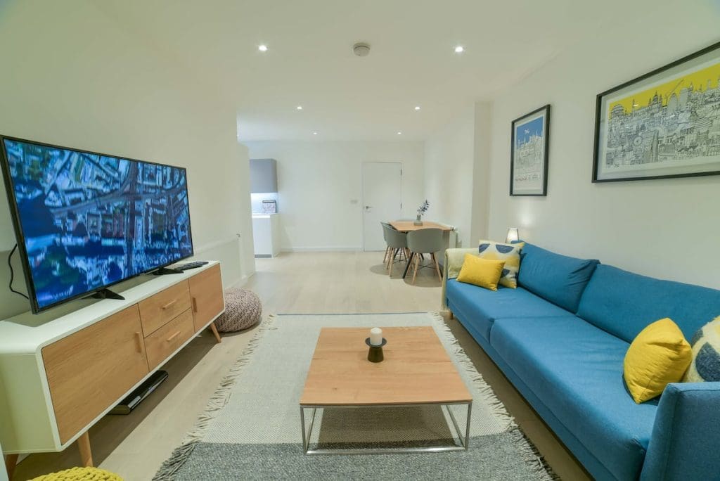 3 Bedroom (7 beds), 2 Bathroom Apt – NW2, London