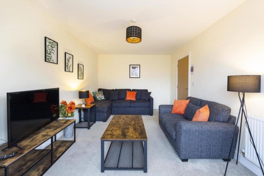 3 Bedroom (5 Beds), 2.5 Bathroom House – Bath
