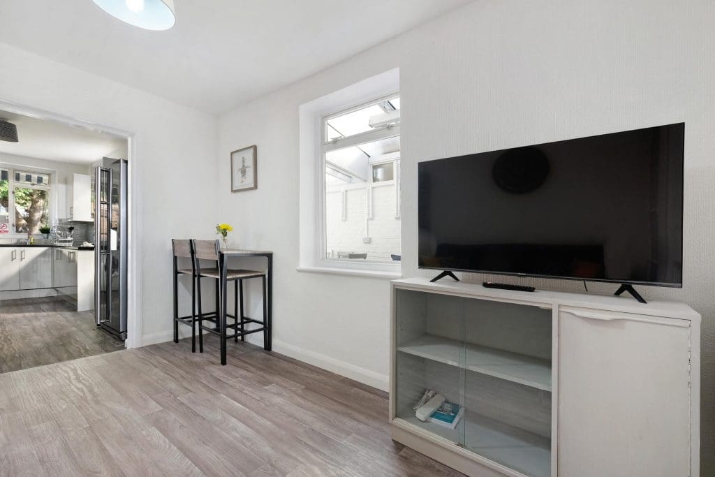 5 Bedroom (9 Beds), 2 Bathroom – Heathrow, London