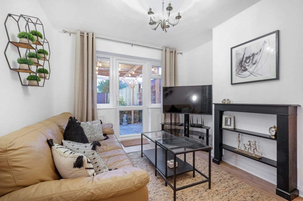 4 Bedroom (7 Beds), 2 Bath House – near Pinewood Studios – Slough