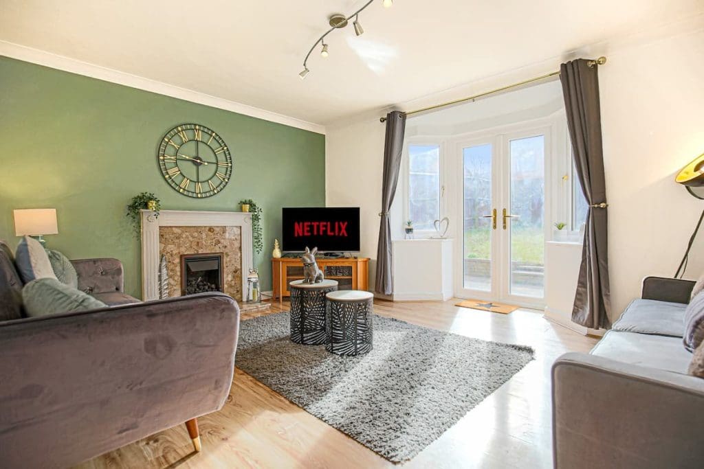 4 Bedroom (7 beds), 2 Bathroom House – Milton Keynes, Buckinghamshire, UK