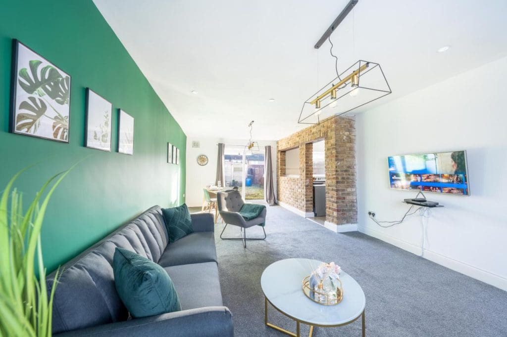 3 Bedroom (4 beds), 1 Bathroom – Slough, Berkshire, England, UK