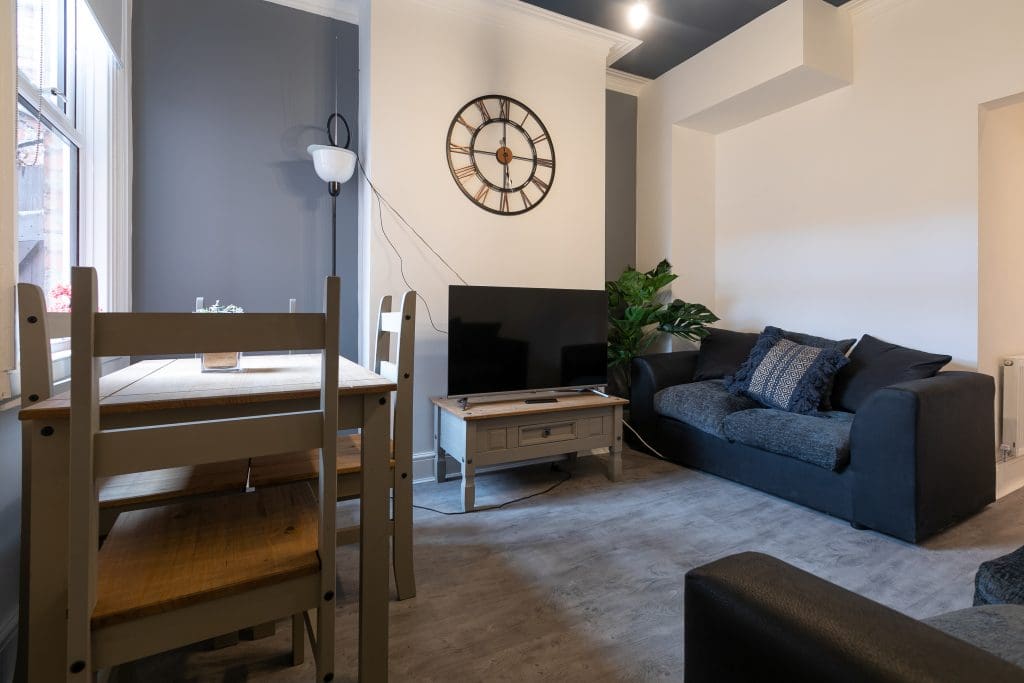 5 Bedroom (6 Beds), 6 Bathroom House – Derby, Derbyshire, England, UK