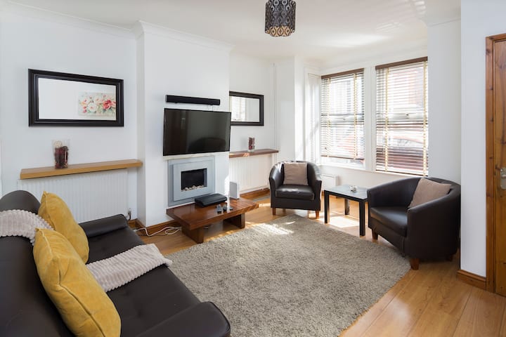 3 Bedroom (5 Beds), 1 Bathroom House – Rochester, Kent, England, UK