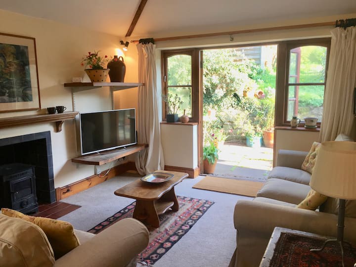 3 Bedroom (4 Beds), 1.5 Bathroom House – Exeter, Devon, England, UK
