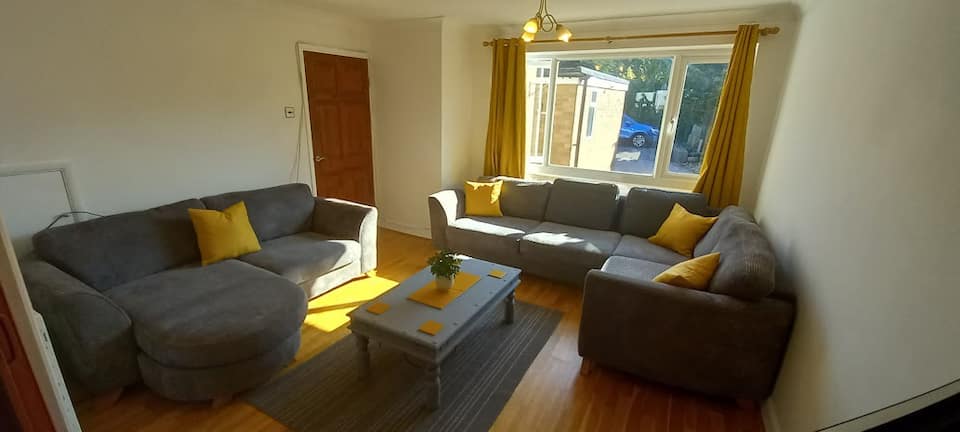 3 Bedroom (5 Beds), 1.5 Bathroom House – Frimley, Surrey, England, UK