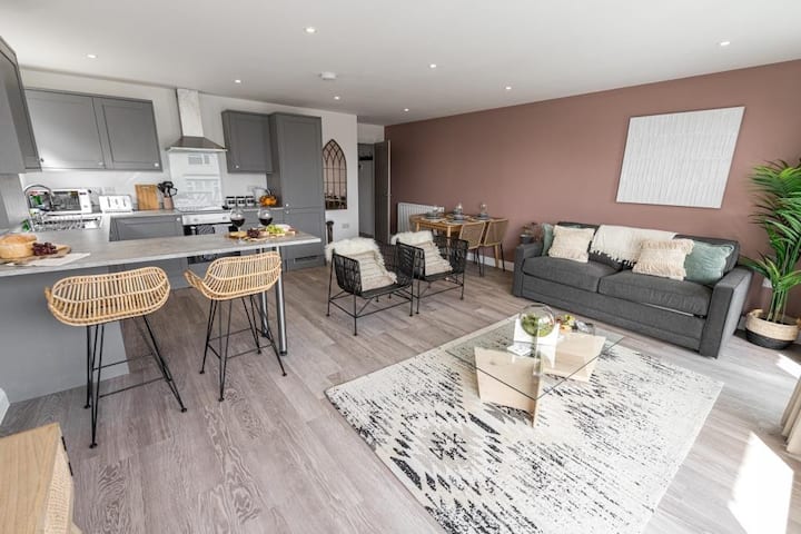 2 Bedroom (3 Beds), 2 Bath – Bournemouth, Dorset, England, UK