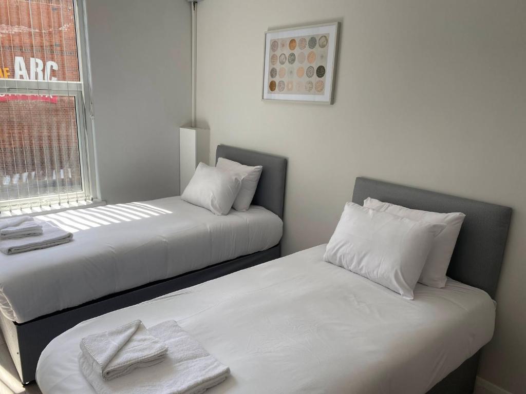 7 Bedrooms (11 Beds), 7 Bath Rooms – Hucknall, Nottinghamshire, England, UK