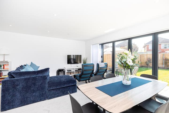 3 Bedroom (5 Beds), 1.5 Bath – Christchurch, Dorset, England, UK