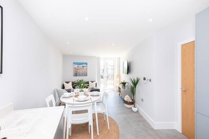 2 Bedroom (3 Beds), 2 Bath – Bournemouth, Dorset, England, UK