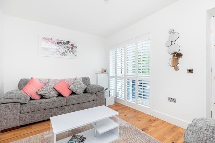 3 Bedroom (5 Beds), 2.5 Bath – Bournemouth, Dorset, England, UK