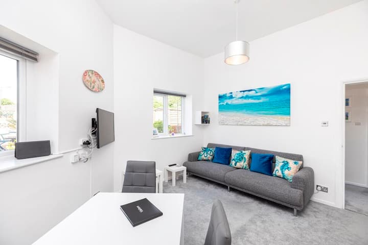 2 Bedroom (3 Beds), 2 Bath – Bournemouth, Dorset, England, UK