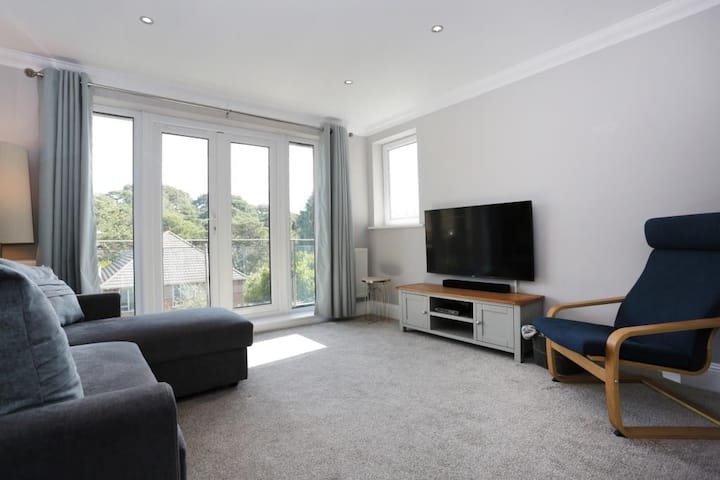 2 Bedroom (3 Beds), 2 Bath – Bournemouth, Dorset, England, UK
