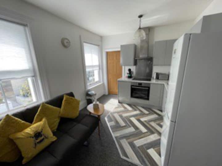 2 Bedroom (3 Beds), 1 Bath – Bournemouth, Dorset, England, UK