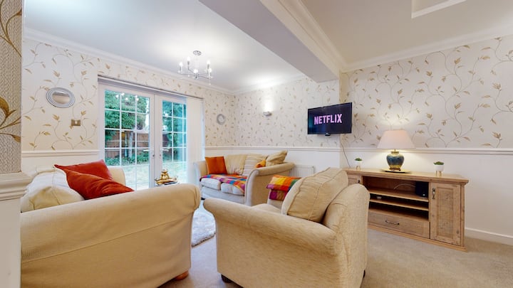 5 Bedroom (8 Beds), 2.5 Bath – Chatham, Kent, England, UK