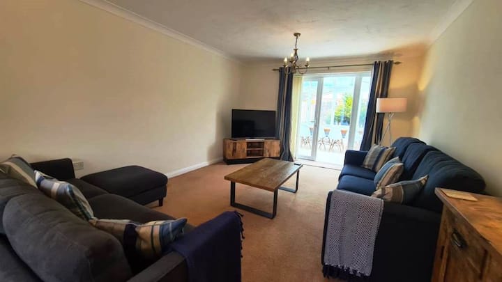 5 Bedroom (7 Beds), 3.5 Bath – Bournemouth, Dorset, England, UK