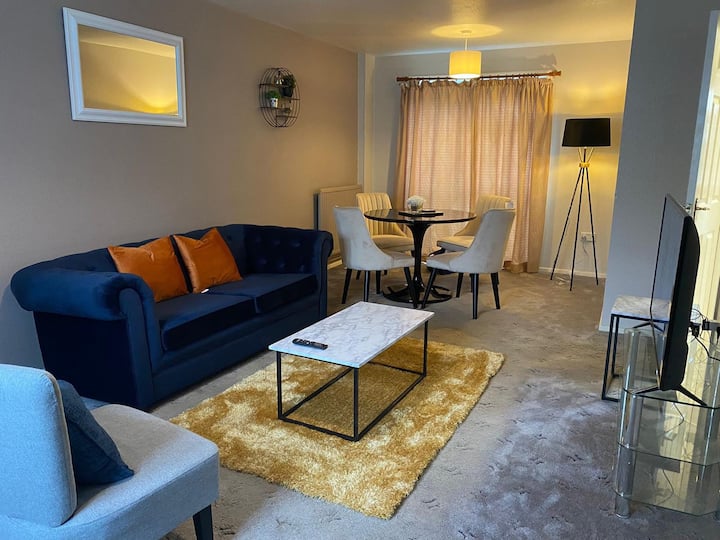 3 Bedroom (6 Beds), 1.5 Bath – Basingstoke, Hampshire, England, UK
