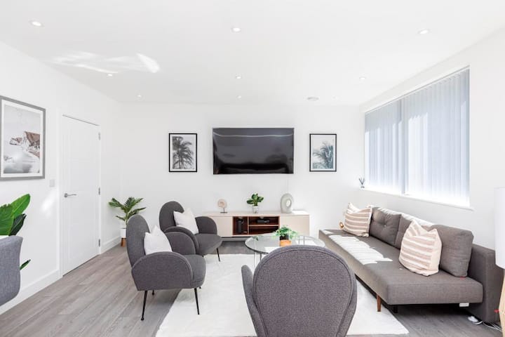 3 Bedroom (5 Beds), 2.5 Bath – Bournemouth, Dorset, England, UK