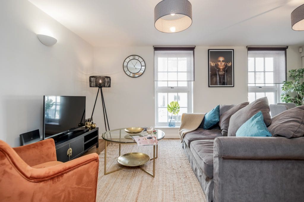 2 Bedroom (3 Beds), 1 Bathroom Apartment Located In Windsor, Berkshire, England
