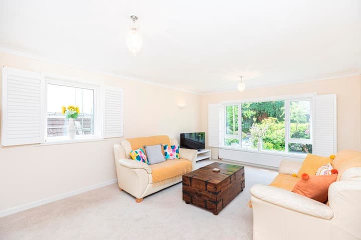 3 Bedroom (4 Beds), 2.5 Bath – Bournemouth, Dorset, England, UK