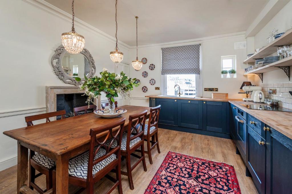3 Bedrooms (4 Beds), 1 Bath – Bath, Bath, England, UK