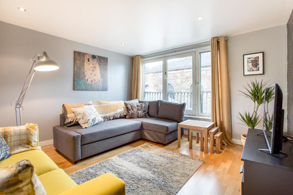 2 Bedrooms (3 Beds), 2 Bath – Glasgow, Strathclyde, Scotland, UK