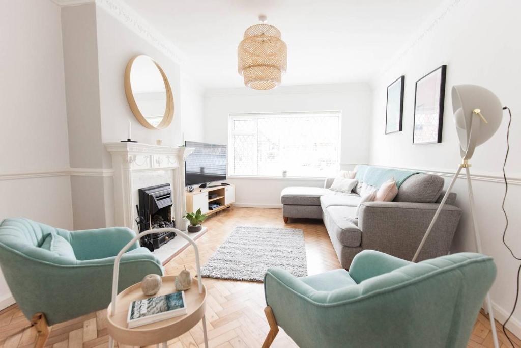 4 Bedrooms (5 Beds), 2 Bath – Birmingham,  West Midlands, England, UK