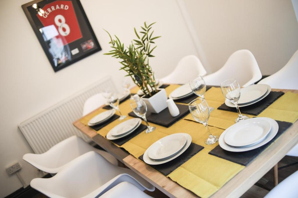 3 Bedrooms (5 Beds), 2 Bath – Liverpool,  Merseyside, England, UK