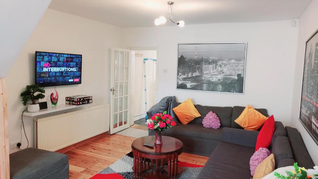 3 Bedroom (7 Beds), 3 Bath – Chatham, Kent, England, UK