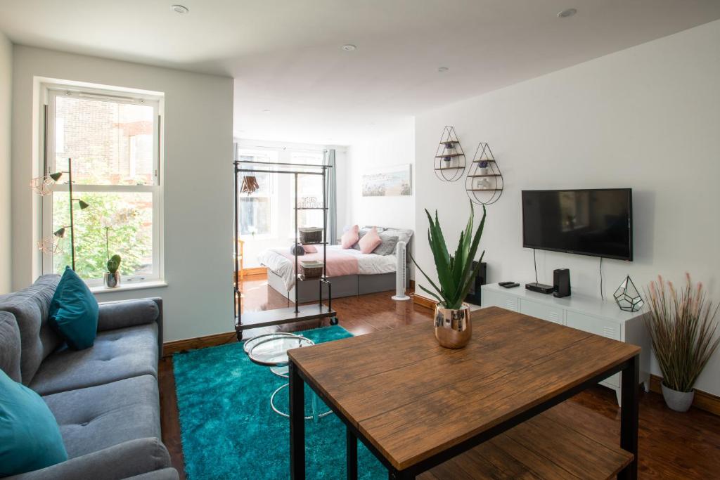 1 Bedrooms (1 Beds), 1 Bath – Bournemouth, Dorset, England, UK