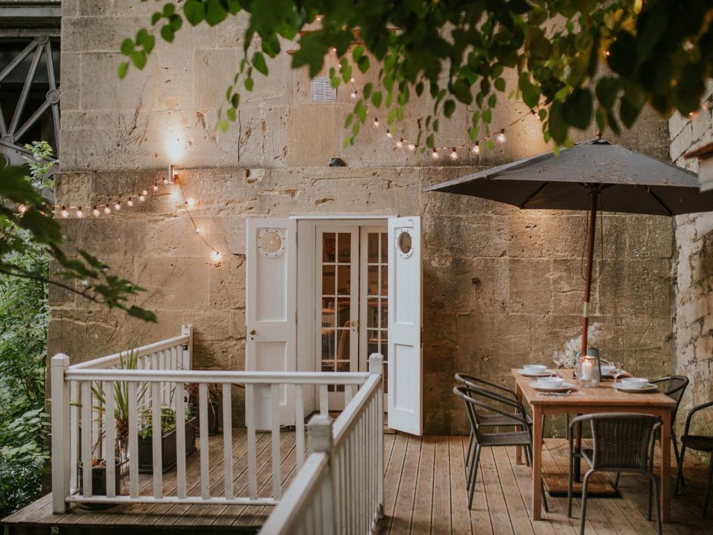 2 Bedrooms (2 Beds), 2 Bath – Bath,  Bath, England, UK