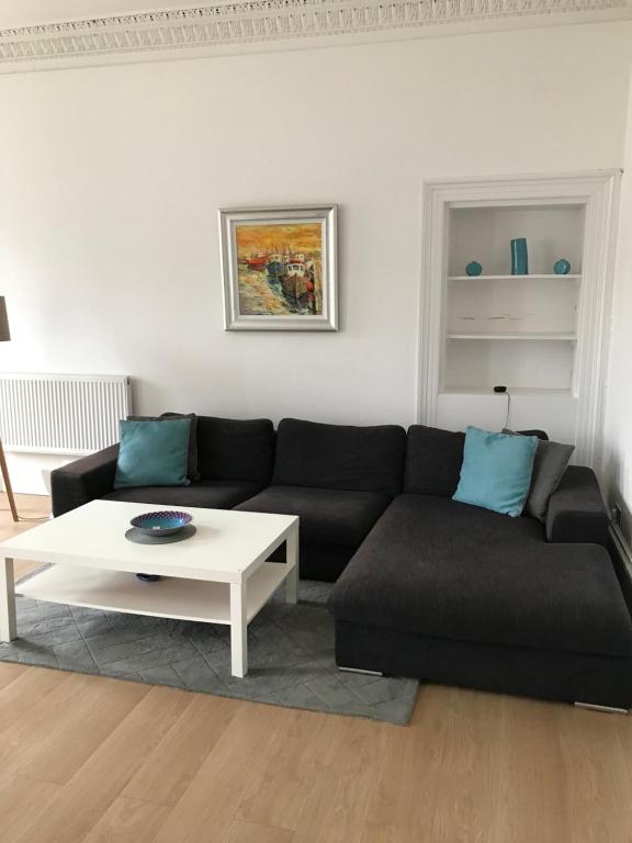 4 Bedrooms (4 Beds), 2 Bath – Glasgow,  Strathclyde, Scotland, UK