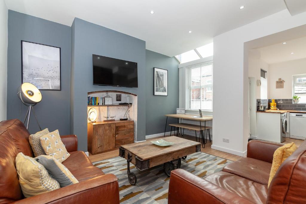 3 Bedrooms (3 Beds), 2 Bath – Manchester, Greater Manchester, England, UK