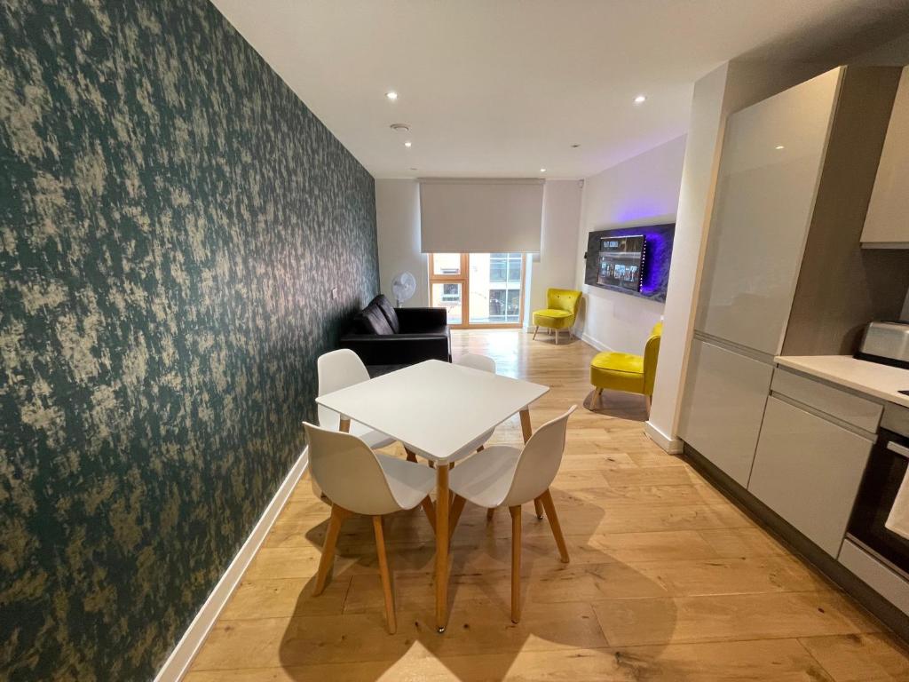 10 Bedrooms (10 Beds), 2 Bath – Manchester, Greater Manchester, England, UK