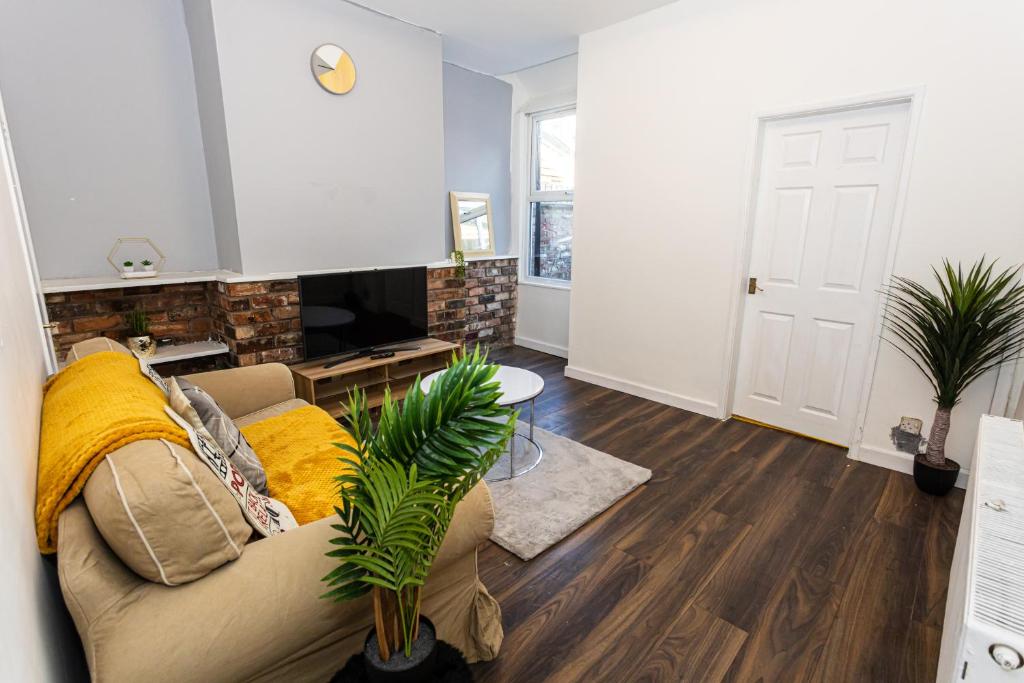 3 Bedrooms (3 Beds), 1 Bath – Manchester, Greater Manchester, England, UK