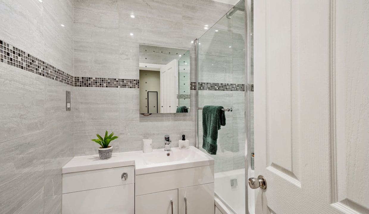 Flat 1, 77 Haydons Road - YM9gzlMGkvqw2Hehys2o