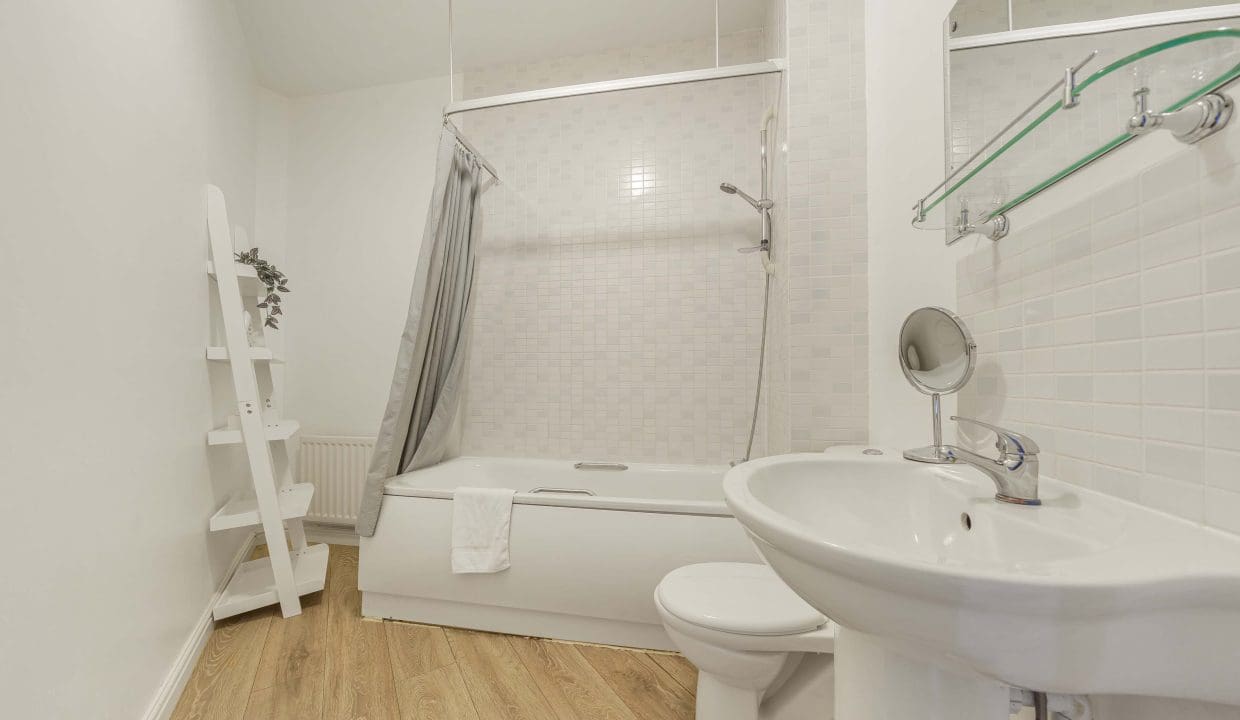 Classy and Relaxing Bathroom