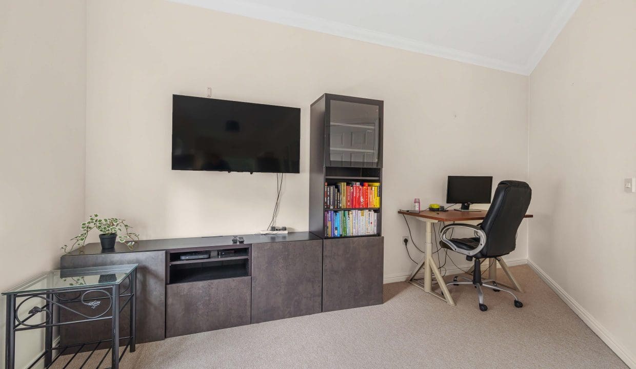 Flatscreen TV with Netflix