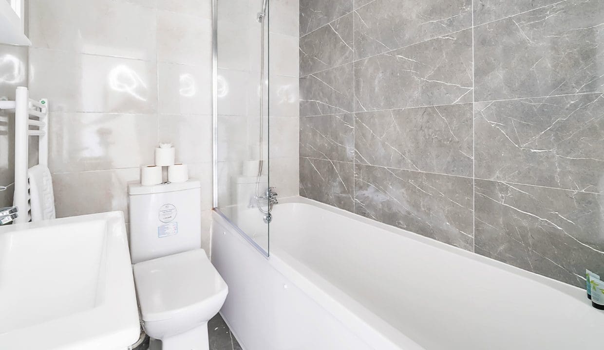 Relaxing Bathtroom with Tub