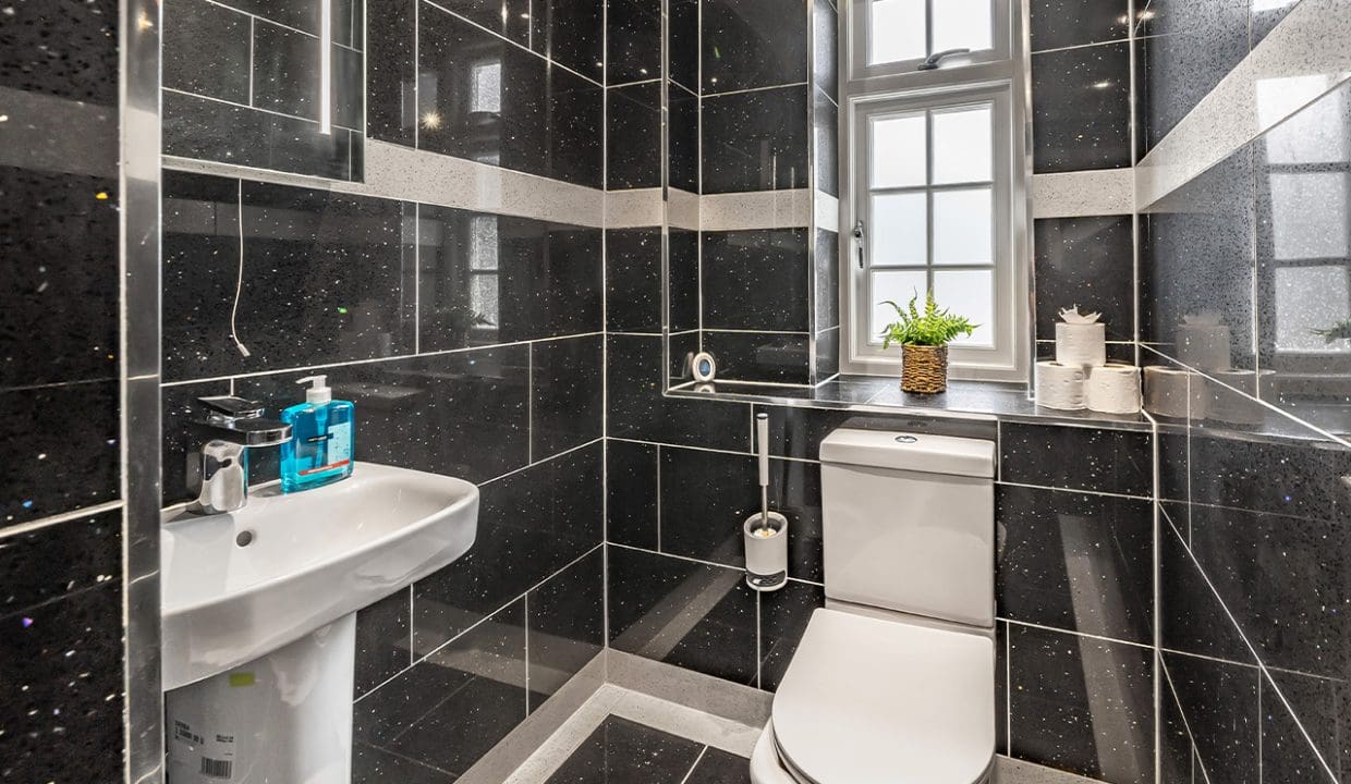 Relaxing and Neat Bathroom