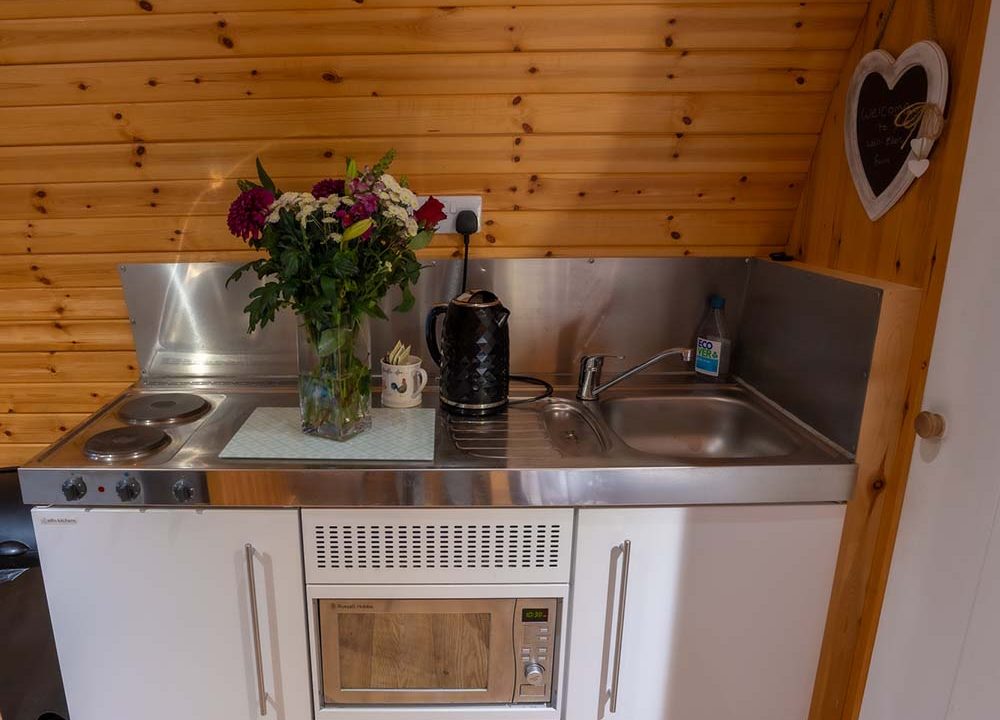 Glamping_Pods_Compact_Kitchen[1]