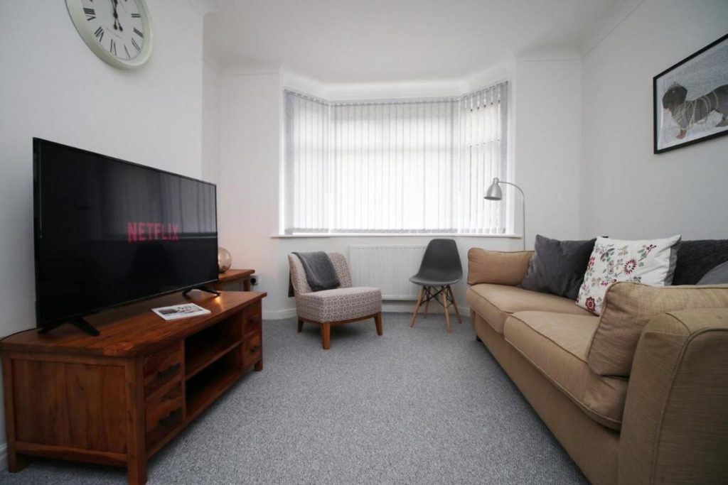 4 Bedrooms (4 Beds), 2 Bath – Newport, Monmouthshire, Wales, UK