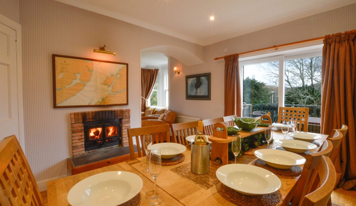 Cologin Farmhouse Dining Area (4)
