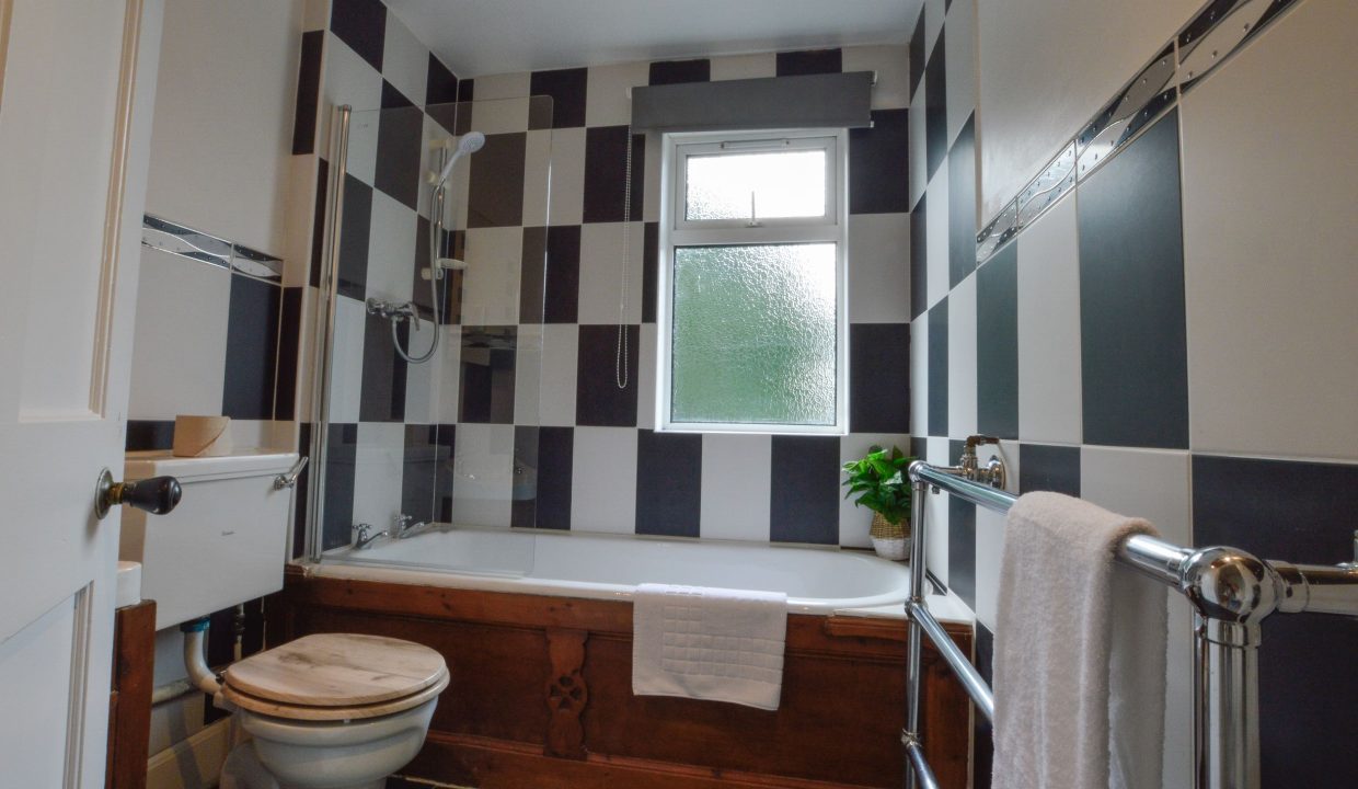 Cologin Farmhouse Upstairs Bathrooms (1)