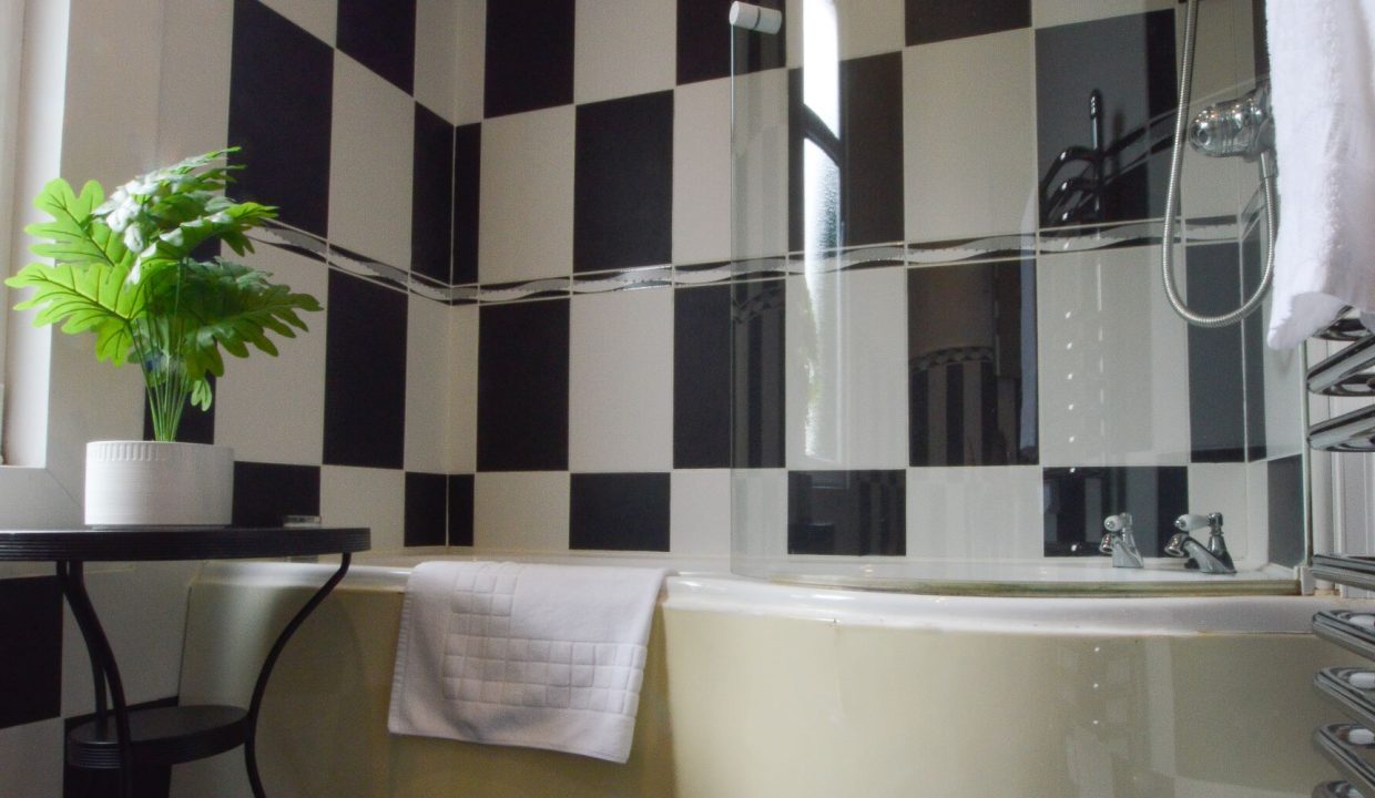 Cologin Farmhouse Upstairs Bathrooms (2)