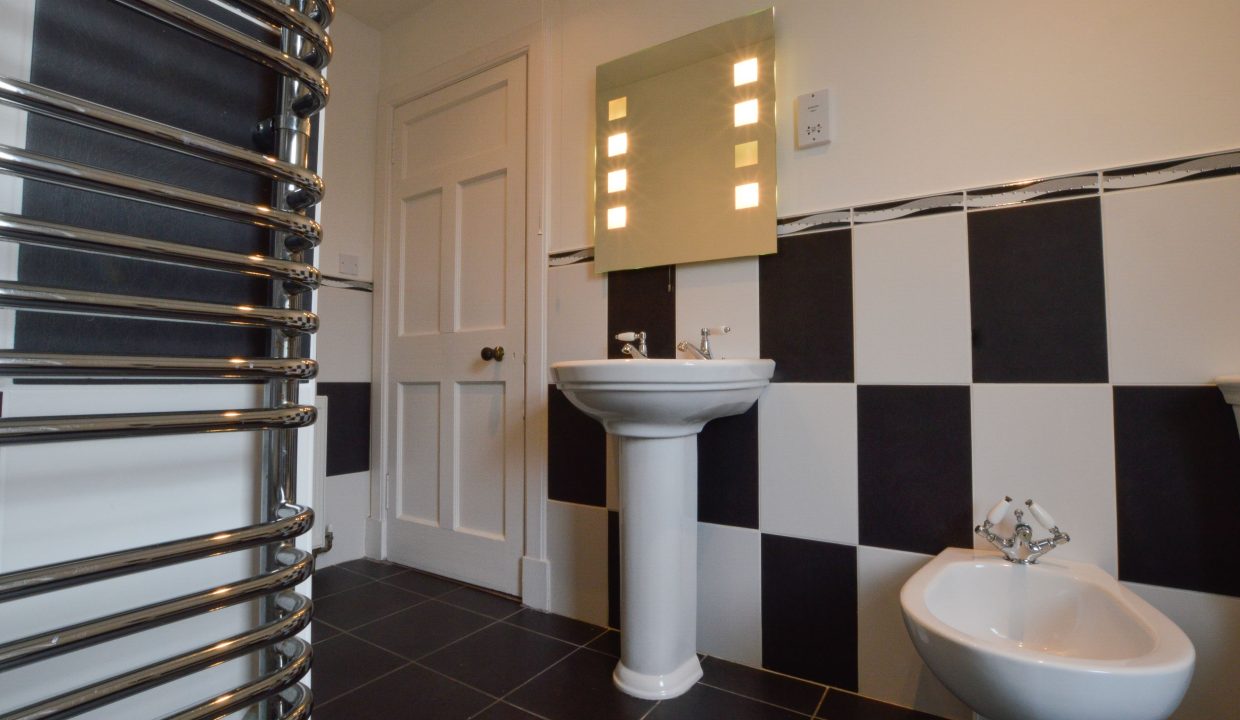 Cologin Farmhouse Upstairs Bathrooms (3)