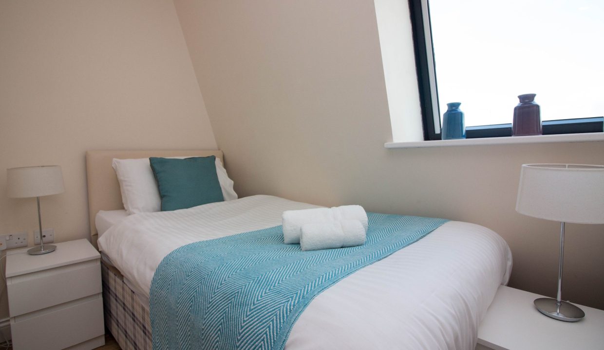 stayzo.castle point 17.bedroom 2